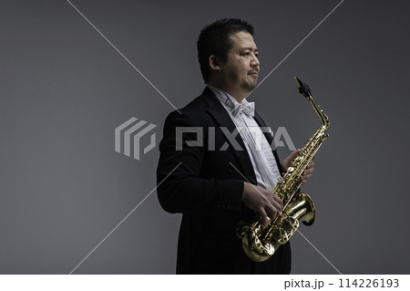 サックスを演奏する大柄な日本人男性 サックスを演奏する大柄な日本人男性 114226193