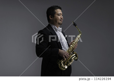 サックスを演奏する大柄な日本人男性 114226194