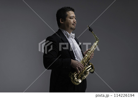 サックスを演奏する大柄な日本人男性 サックスを演奏する大柄な日本人男性 114226194