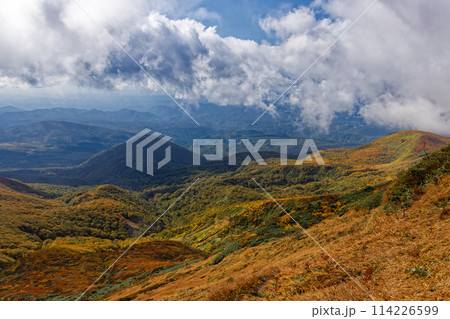秋の栗駒山から見る紅葉の山肌 秋の栗駒山から見る紅葉の山肌 114226599