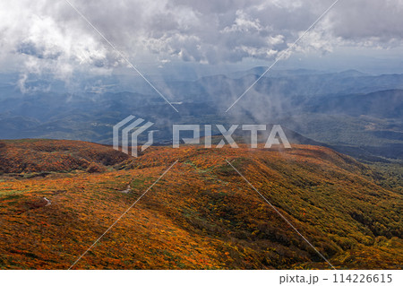 秋の栗駒山から見る紅葉の山肌 秋の栗駒山から見る紅葉の山肌 114226615