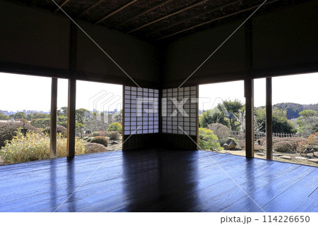 日本三名園の一つ、偕楽園の好文亭（こうぶんてい）内の東塗縁（ひがしぬりえん）広間から見る庭園 114226650