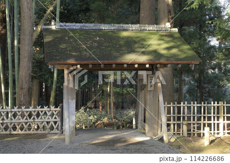 日本三名園の一つ、偕楽園（かいらくえん）内の陰の世界の入口に建つ一の木戸 （いちのきど） 114226686