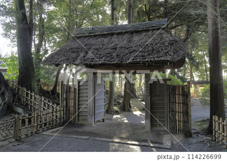 日本三名園の一つ、偕楽園（かいらくえん）内にひっそりと佇む中門（なかもん） 114226699