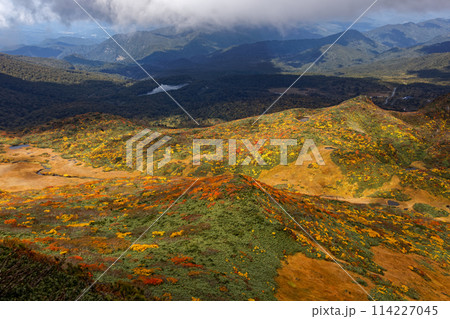 秋の栗駒山稜線から見る紅葉の山肌 114227045