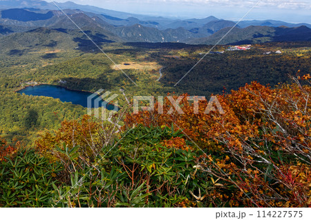 栗駒山・天馬尾根から見る須川湖 114227575