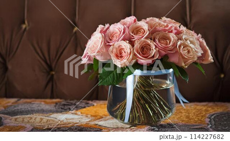 机の上のバラの花束 机の上のバラの花束 114227682