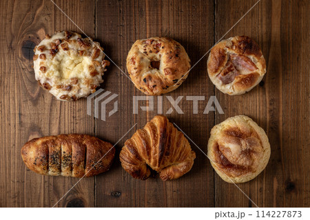 いろいろな種類のパン いろいろな種類のパン 114227873