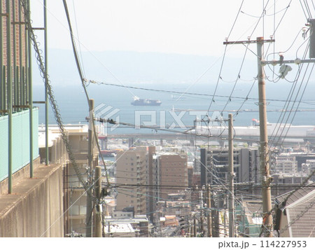 遠くから見える神戸港 114227953