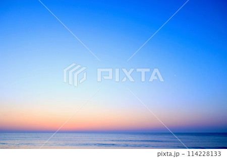 明け方の海岸　　茨城県日立市 114228133