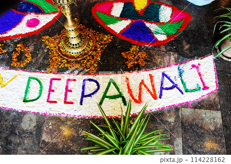 ネパール　ヒンドゥー教の祭り　ディーワーリーのランゴリ 砂絵 114228162