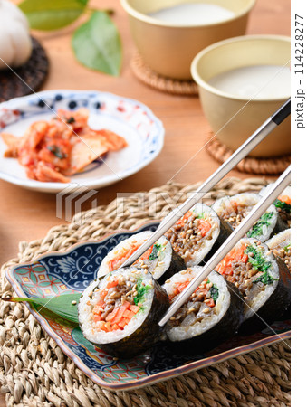 韓国のり巻 キンパ （プルコギキンパ） 114228277