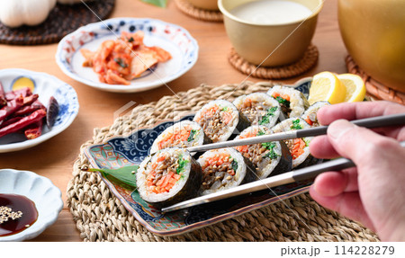 韓国のり巻 キンパ (プルコギキンパ) 韓国のり巻 キンパ (プルコギキンパ) 114228279