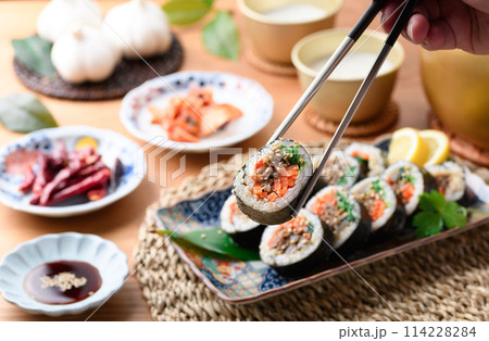 韓国のり巻 キンパ （プルコギキンパ） 114228284