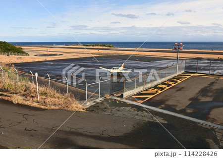 伊豆七島三宅島空港小型機駐機場のパイパー機 114228426