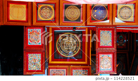 ネパール　バクタブル 店頭に並ぶ曼荼羅の額 114228521