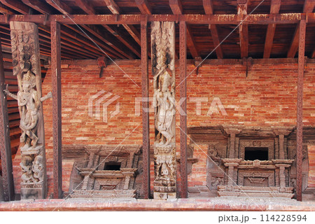 ネパール　カトマンズ　ダルバール広場　パシュパティ寺院のネワール様式の木彫り 114228594