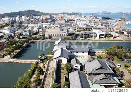 今治城から望む今治城と来島海峡大橋 今治城から望む今治城と来島海峡大橋 114228926