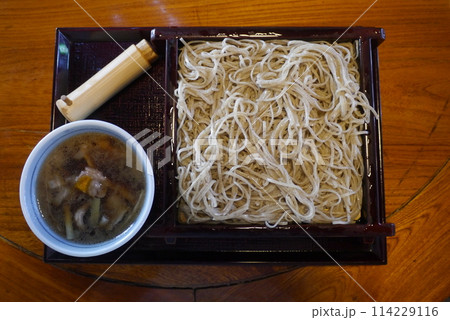 せいろに盛られた打ち立てゆでたての冷たいお蕎麦。 114229116