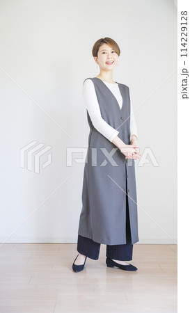 女性春服のファッションコーディネート全身(縦向き) 女性春服のファッションコーディネート全身(縦向き) 114229128