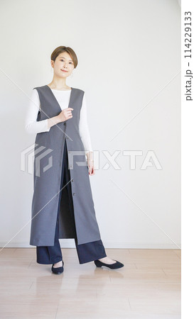 女性春服のファッションコーディネート全身(縦向き) 女性春服のファッションコーディネート全身(縦向き) 114229133