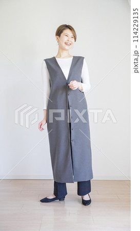 女性春服のファッションコーディネート全身(縦向き) 女性春服のファッションコーディネート全身(縦向き) 114229135