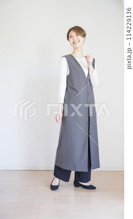 女性春服のファッションコーディネート全身(縦向き) 女性春服のファッションコーディネート全身(縦向き) 114229136