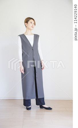 女性春服のファッションコーディネート全身(縦向き) 女性春服のファッションコーディネート全身(縦向き) 114229140