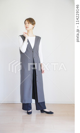 女性春服のファッションコーディネート全身（縦向き） 114229146
