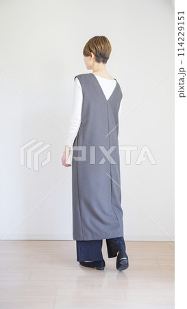 女性春服のファッションコーディネート全身（縦向き） 114229151