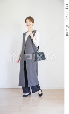 女性春服のファッションコーディネート全身（縦向き） 114229154