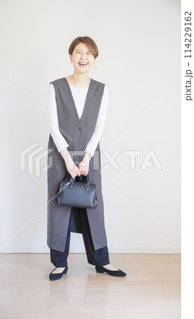 女性春服のファッションコーディネート全身(縦向き) 女性春服のファッションコーディネート全身(縦向き) 114229162