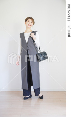 女性春服のファッションコーディネート全身（縦向き） 114229168