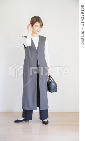 女性春服のファッションコーディネート全身(縦向き) 女性春服のファッションコーディネート全身(縦向き) 114229169