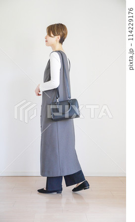 女性春服のファッションコーディネート全身(縦向き) 女性春服のファッションコーディネート全身(縦向き) 114229176