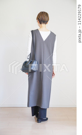 女性春服のファッションコーディネート全身(縦向き) 女性春服のファッションコーディネート全身(縦向き) 114229179