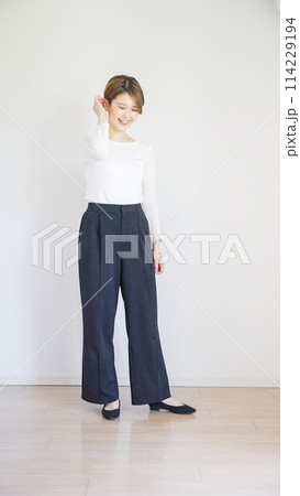 女性春服のファッションコーディネート全身（縦向き） 114229194