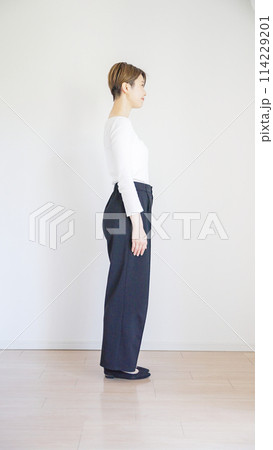 女性春服のファッションコーディネート全身（縦向き） 114229201