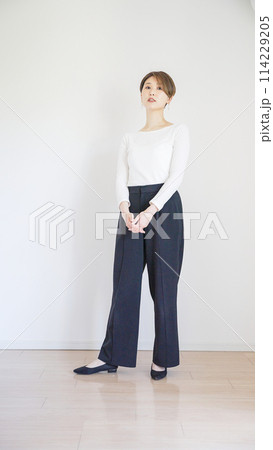女性春服のファッションコーディネート全身（縦向き） 114229205