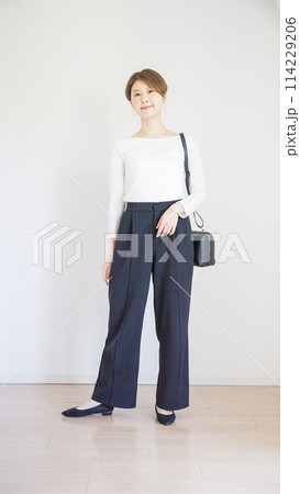 女性春服のファッションコーディネート全身(縦向き) 女性春服のファッションコーディネート全身(縦向き) 114229206