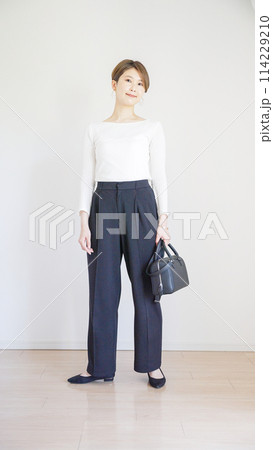女性春服のファッションコーディネート全身（縦向き） 114229210