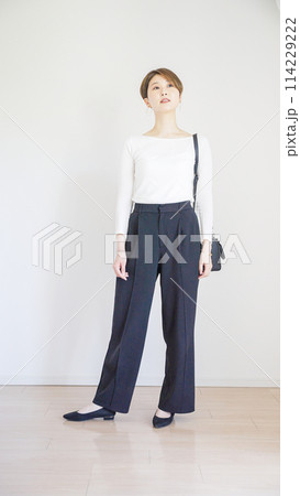 女性春服のファッションコーディネート全身（縦向き） 114229222
