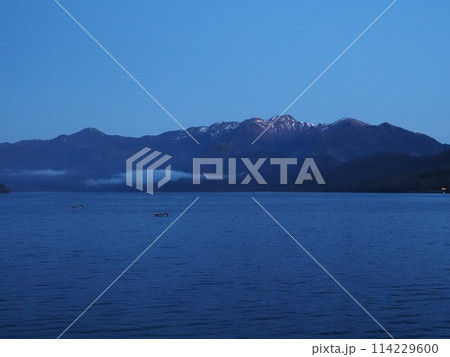 夜明け前の中禅寺湖と日光白根山　2 114229600