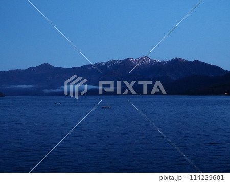 夜明け前の中禅寺湖と日光白根山 1 夜明け前の中禅寺湖と日光白根山 1 114229601
