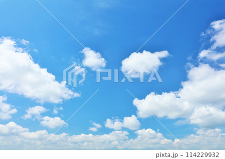 夏の青空と雲 114229932