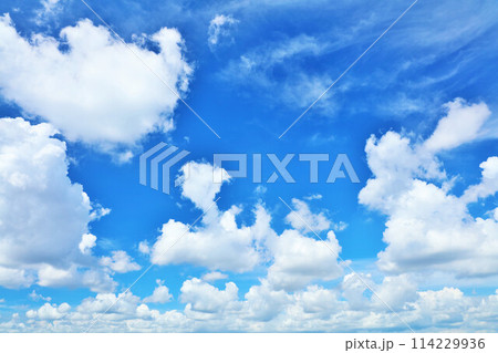 夏の青空と雲 114229936