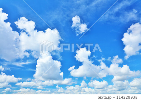夏の青空と雲 114229938