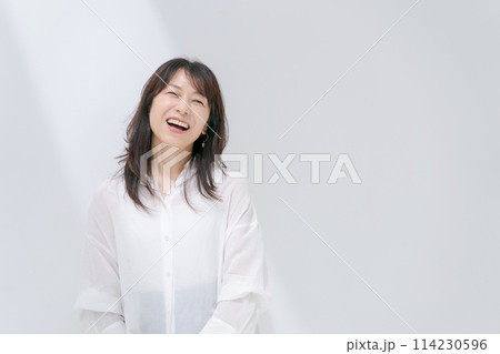 白いシャツのミドル女性 114230596