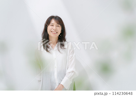 白いシャツのミドル女性 白いシャツのミドル女性 114230648