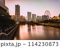 夕暮れの横浜みなとみらい 114230873